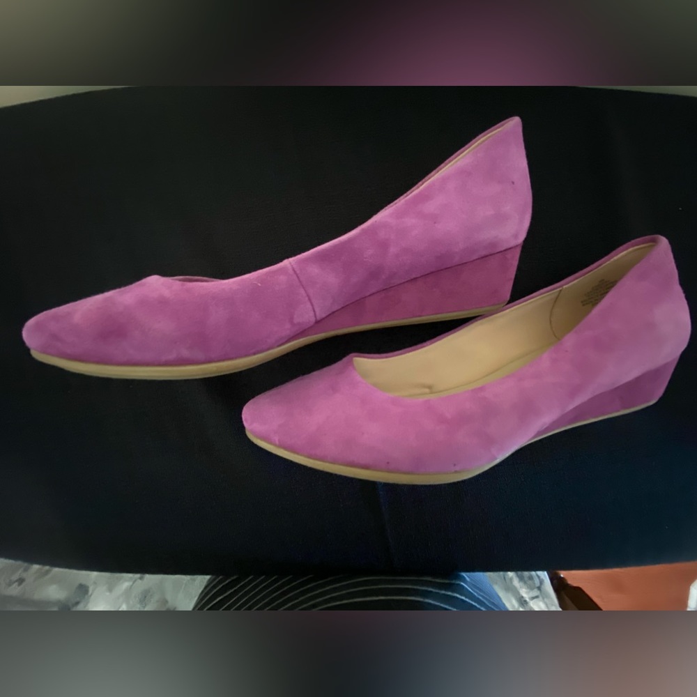 Easy Spirit 9M suede 1 1/2” heel shoe in bright pink